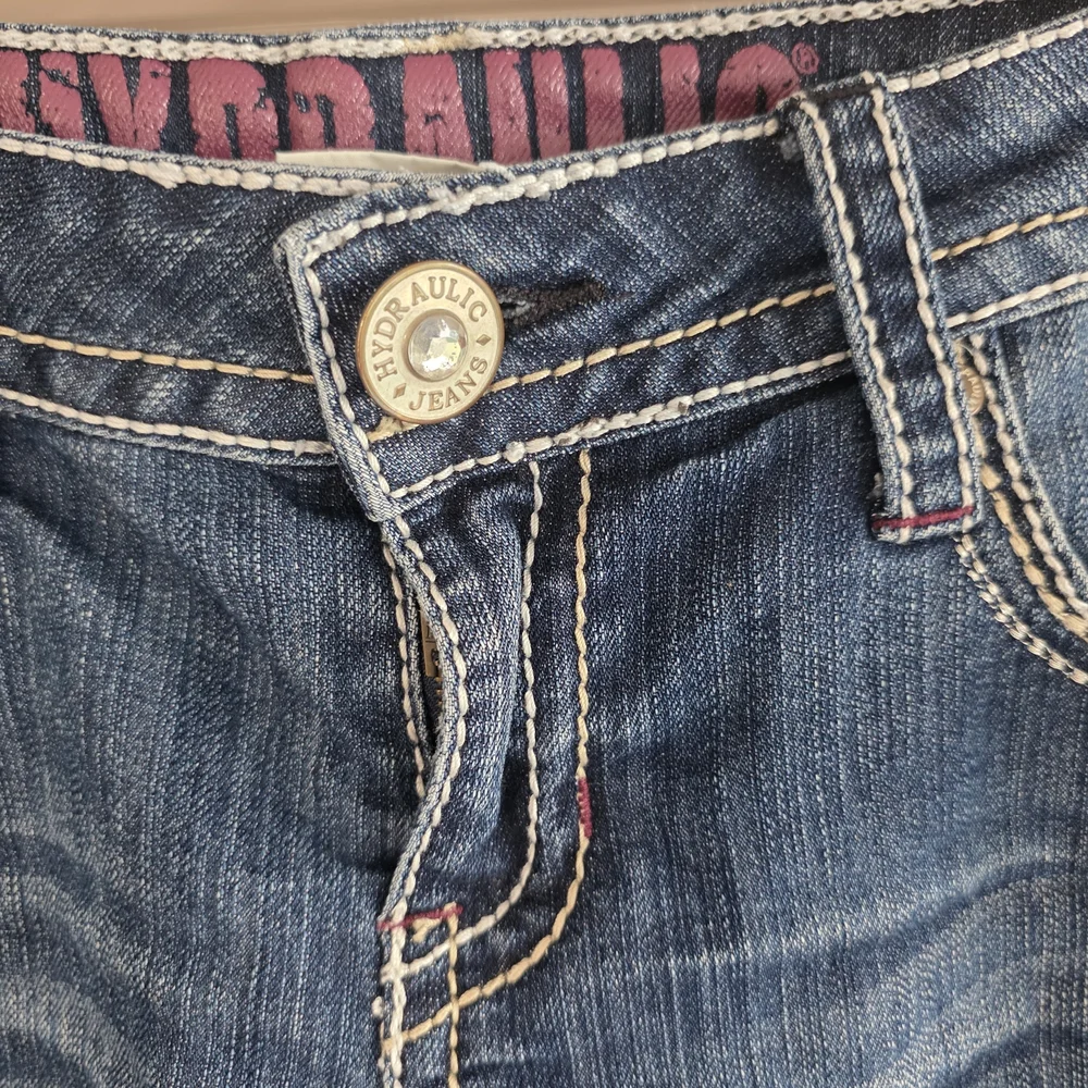 Hydraulic Bailey Low Rise Short 7/8 Dark Blue Jean Shorts with Embroidery